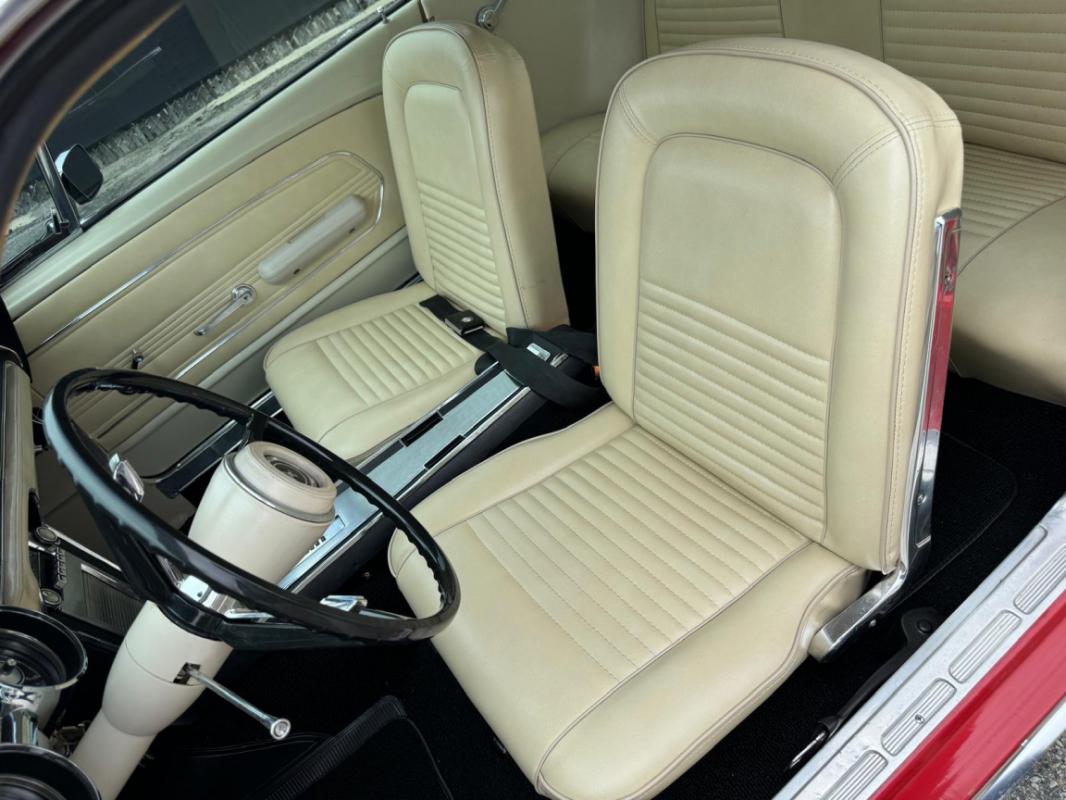 Ford Mustang - COUPE ROUGE TOIT VINYLE BLANC 289CI V8 1967